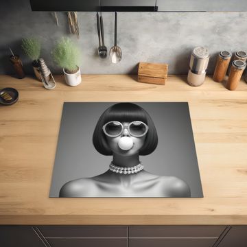 Protection plaque induction - Femme - Noir et blanc - Collier - Lunettes de soleil