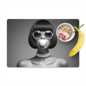 Sets de table - Femme - Noir et blanc - Collier - Lunettes de soleil