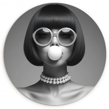 Tableau rond - Femme - Noir et blanc - Collier - Lunettes de soleil