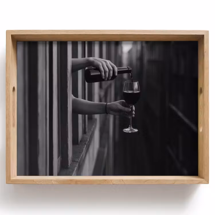Plateau - Bouteille de vin - Verre - Mains - Fenêtre — 1