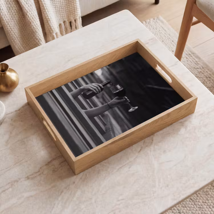 Plateau - Bouteille de vin - Verre - Mains - Fenêtre — 2