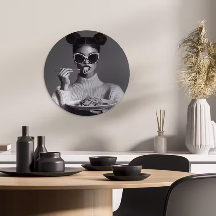 Tableau rond - Femme - Pâtes - Lunettes de soleil — 1