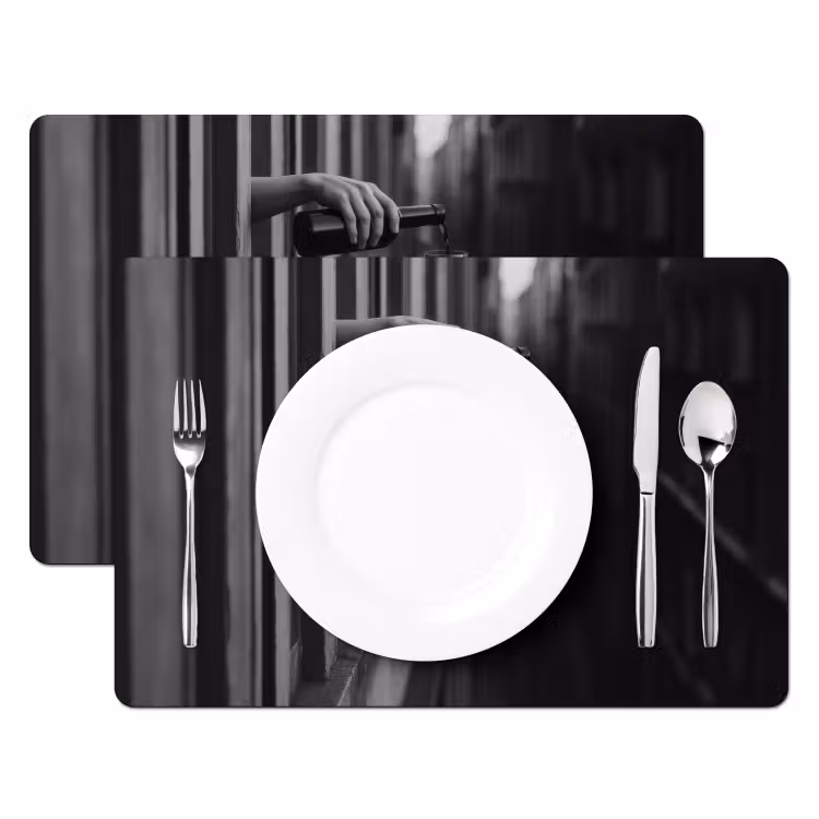 Sets de table - Bouteille de vin - Verre - Mains - Fenêtre — 2