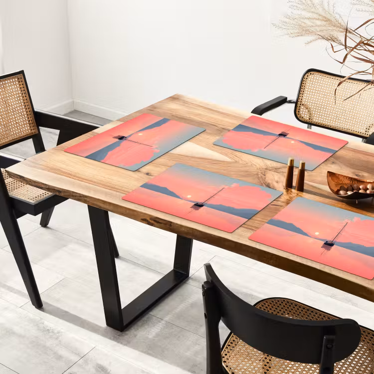 Sets de table en vinyle - Voilier - Mer rose - Coucher de soleil - Montagnes — 4