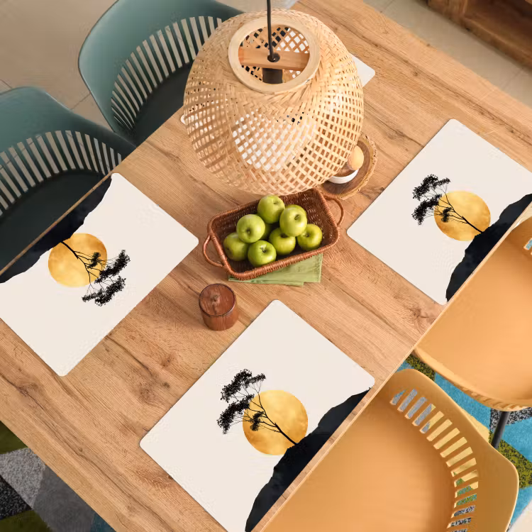 Sets de table en vinyle - Arbre noir - Cercle d'or - Colline — 3