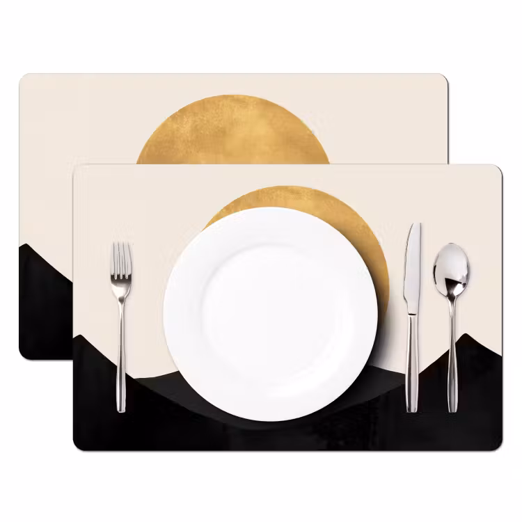 Sets de table en vinyle - Silhouettes de montagne - Cercle d'or - Beige — 2